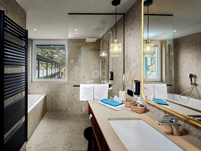 Luxusurlaub - Wellnessbereich - Modernes Badezimmer - Seeglück Hotel Forelle