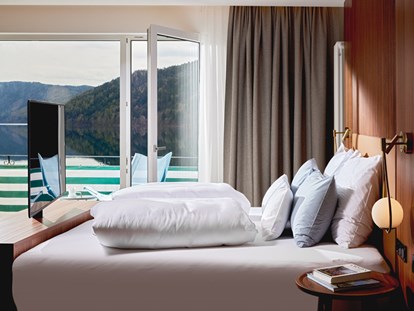 Luxusurlaub - Österreich - Ausblick vom Bett auf den See - Seeglück Hotel Forelle