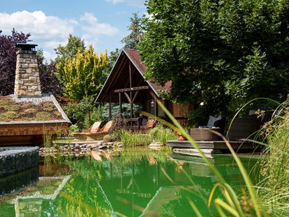 Luxusurlaub - Saunalandschaft: finnische Sauna - Schwimmteich im Hotelgarten - Wellnesshotel Seeschlösschen - Privat-SPA & Naturresort