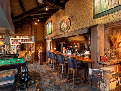 Luxusurlaub - Bar: Hotelbar - Lounge & Bar mit Billard und Bibliothek - Wellnesshotel Seeschlösschen - Privat-SPA & Naturresort