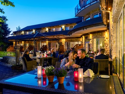 Luxusurlaub - Saunalandschaft: finnische Sauna - Dinner auf der Terrasse des Restaurant Schlossteichstuben - Wellnesshotel Seeschlösschen - Privat-SPA & Naturresort