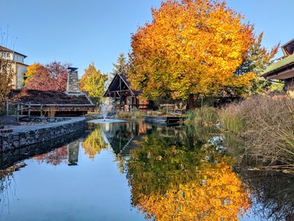 Luxusurlaub - Sauna - Herbstatmosphäre am Schlossteich - Wellnesshotel Seeschlösschen - Privat-SPA & Naturresort