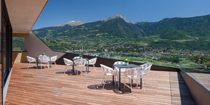 Luxusurlaub - Südtirol - Panoramaterrasse mit Blick auf Meran - Parkhotel Marlena - Adults Only 14+
