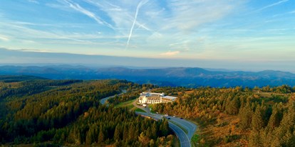 Luxusurlaub - Deutschland - Luftaufnahme Hotel - Wellness- & Nationalpark Hotel Schliffkopf