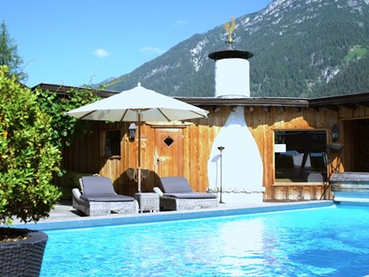 Luxusurlaub - Bayern - Außenpool mit Blick auf die Sauna ©Staudacherhof - Staudacherhof