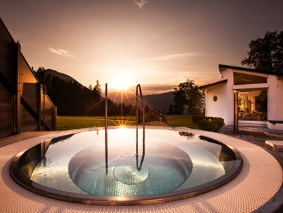 Luxusurlaub - Deutschland - Sonnenuntergang im Whirlpool  - Alm- & Wellnesshotel Alpenhof****s