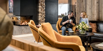 Luxusurlaub - Tiroler Oberland - Hotellobby mit Kamin - Alpin Art & Spa Hotel Naudererhof
