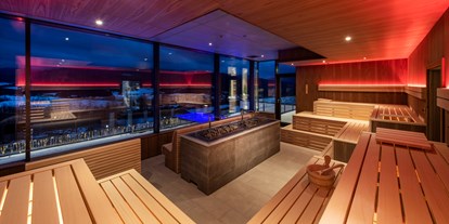 Luxusurlaub - Deutschland - Panorama-Event-Sauna mit einem herrlichen Blick auf Lamer Winkel - Hotel Sonnenhof Lam im Bayerischen Wald