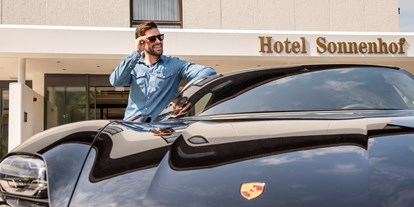 Luxusurlaub - Deutschland - Mieten Sie den Porsche Taycan Turbo und spüren Sie die Freiheit! - Hotel Sonnenhof Lam im Bayerischen Wald
