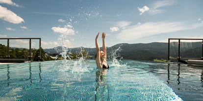 Luxusurlaub - Bayern - Im 25 Meter langen Inifinity Pool schwimmt man quasi dem Lamer Winkel entgegen. - Hotel Sonnenhof Lam im Bayerischen Wald