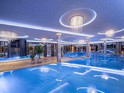 Luxusurlaub - Deutschland - 20 m Indoorbecken mit Attraktionspools und Wasserfallturm - 5-Sterne Wellness- & Sporthotel Jagdhof