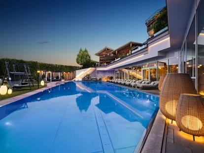 Luxusurlaub - Bayern - 25 m langer, ganzjährig beheizter Infinity-Pool mit Sprudelliegen - 5-Sterne Wellness- & Sporthotel Jagdhof