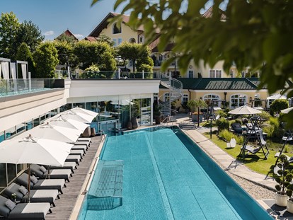 Luxusurlaub - Bar: Hotelbar - 25 m Infinity-Pool im Gartenbereich - 5-Sterne Wellness- & Sporthotel Jagdhof