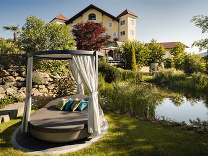 Luxusurlaub - Deutschland - Ruheoase mit Himmelbetten im Gartenbereich - 5-Sterne Wellness- & Sporthotel Jagdhof