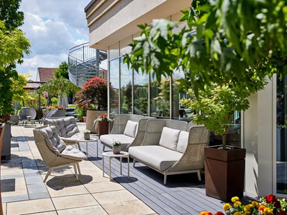 Luxusurlaub - Bar: Hotelbar - Sonnen-Lounge - 5-Sterne Wellness- & Sporthotel Jagdhof