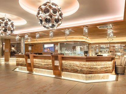 Luxusurlaub - Bar: Hotelbar - Spa-Rezeption im Beauty-Schlössl - 5-Sterne Wellness- & Sporthotel Jagdhof
