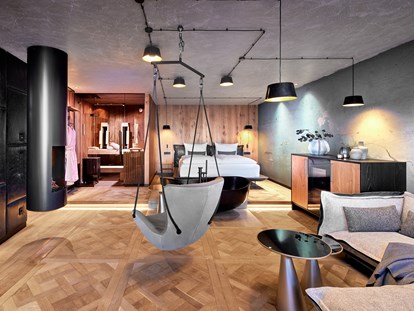 Luxusurlaub - Bayern - Design-Suite mit eigener 3in1-Kombisauna, Whirlpool und Weinklimaschrank - 5-Sterne Wellness- & Sporthotel Jagdhof