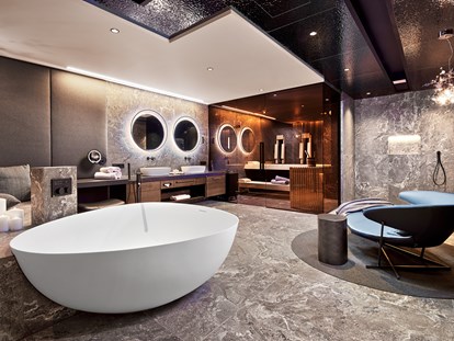 Luxusurlaub - Deutschland - Badezimmer der Luxury-Suite mit eigener Sauna, freistehende DUO-Badewanne mit Regensystem, 
Wärmebank und Relax-Bereich - 5-Sterne Wellness- & Sporthotel Jagdhof