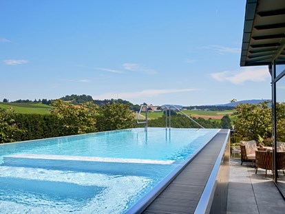 Luxusurlaub - Wellnessbereich - Privater Infinity-Pool auf der Dachterrasse der eigenen Luxus-Suite - 5-Sterne Wellness- & Sporthotel Jagdhof