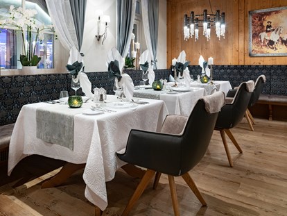Luxusurlaub - Deutschland - Stilvoll eingerichtete Restaurant-Stuben - 5-Sterne Wellness- & Sporthotel Jagdhof