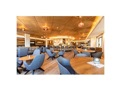 Luxusurlaub - Tiroler Unterland - Gemütliche, lichtdurchflutete Bar an der Sonnenseite des Hotels - ein wahres Herzstück des Hauses - Alpbacherhof****s - Mountain & Spa Resort
