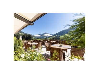 Luxusurlaub - Tirol - Terrasse mit traumhaftem Panoramablick auf die Alpbacher Berge in absoluter Ruhe - Alpbacherhof****s - Mountain & Spa Resort
