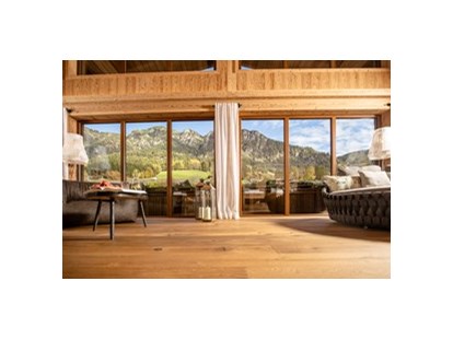 Luxusurlaub - Wellnessbereich - Gemütliche Leselounge Wolke 7 mit Blick auf die Berge - Alpbacherhof****s - Mountain & Spa Resort