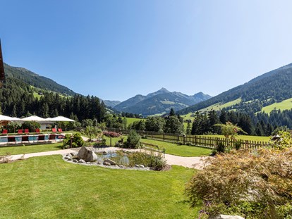 Luxusurlaub - Tirol - Wunderschöner Panoramagarten mit Pool und unverbautem Ausblick - Alpbacherhof****s - Mountain & Spa Resort