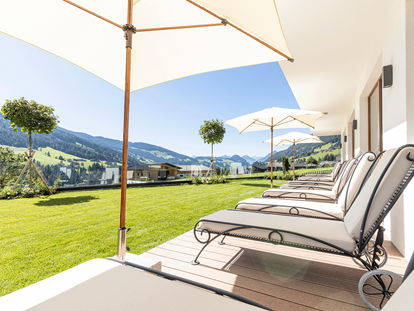 Luxusurlaub - Österreich - Relaxliegen im Freien im Naturhotel Der Alpbacherhof - Alpbacherhof****s - Mountain & Spa Resort