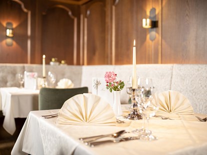 Luxusurlaub - Tiroler Unterland - Einladend gedeckter Tisch im neu renovierten Restaurant des Genusshotels Der Alpbacherhof - Alpbacherhof****s - Mountain & Spa Resort
