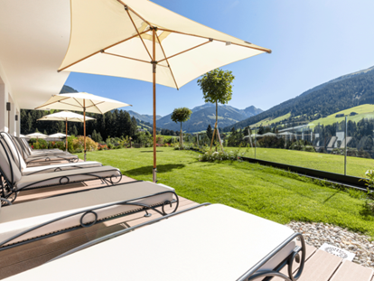 Luxusurlaub - Tiroler Unterland - Einzigartiger Panoramablick im Wellnessgarten des Naturhotels Der Alpbacherhof - Alpbacherhof****s - Mountain & Spa Resort