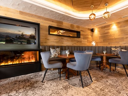 Luxusurlaub - Wellnessbereich - Gemütliche Lounge n der Bar des Genusshotels Der Alpbacherhof - Alpbacherhof****s - Mountain & Spa Resort