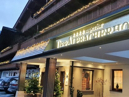 Luxusurlaub - Wellnessbereich - Hoteleingang  - Alpbacherhof****s - Mountain & Spa Resort