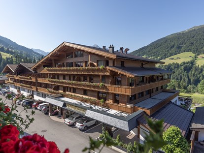 Luxusurlaub - Tiroler Unterland - Hotel Außenansicht Sommer - Alpbacherhof****s - Mountain & Spa Resort