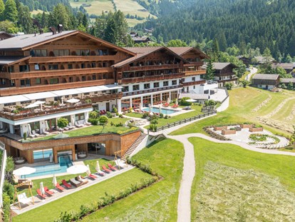 Luxusurlaub - Österreich - Südansicht mit fantastischer Gartenanlage und atemberaubendem Ausblick - Alpbacherhof****s - Mountain & Spa Resort