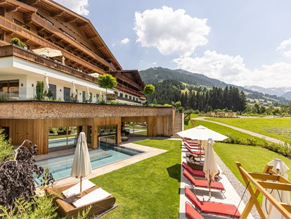 Luxusurlaub - Wellnessbereich - Adults Only Bereich mit Whirlpool im Freien mit wunderbarem Ausblick - Alpbacherhof****s - Mountain & Spa Resort