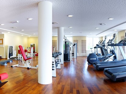 Luxusurlaub - Wellnessbereich - Fitnessraum mit Precor Fitnessgeräten und perfektem Panoramablick auf die Radstädter Berge - Hotel Gut Weissenhof ****S