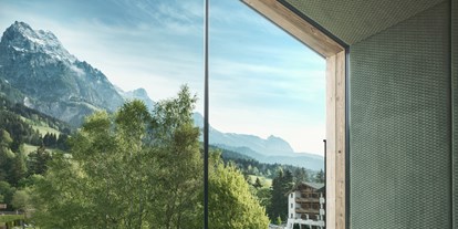 Luxusurlaub - Pinzgau - Ausblick auf die Gartenanlage und die Leoganger Steinberge - Hotel Forsthofgut