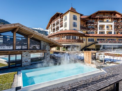 Luxusurlaub - Tirol - Hotelansicht im Winter - Hotel Post Lermoos