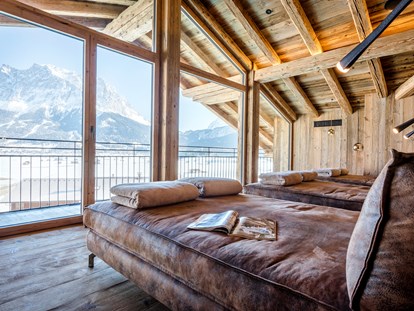 Luxusurlaub - Tirol - Ruheraum mit Blick auf die Zugspitze - Hotel Post Lermoos