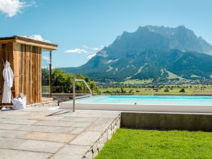 Luxusurlaub - Österreich - Pool mit Blick auf die Zugspitze - Hotel Post Lermoos