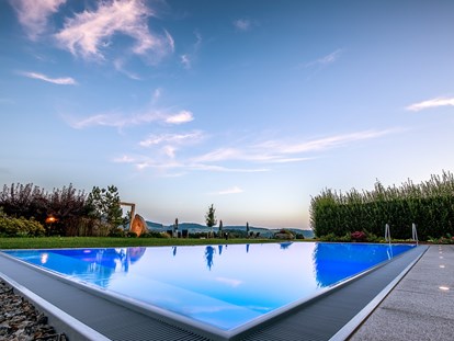 Luxusurlaub - Deutschland - Infinity-Außenpool im großzügig angelegten Wellnessgarten mit Panoramablick  - Landrefugium Obermüller | SPA & Naturresort | 360 ° Glück | 4,5 Sterne