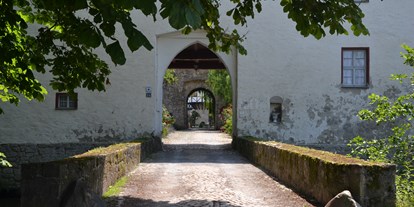 Luxusurlaub - Deutschland - Einfahrt Burghof - Wasserschloss Westerburg