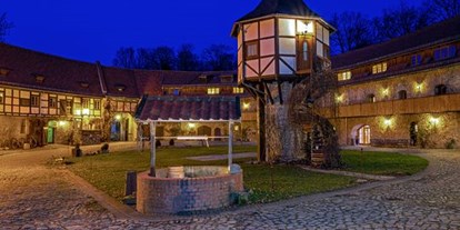 Luxusurlaub - Deutschland - Innenhof bei Nacht - Wasserschloss Westerburg