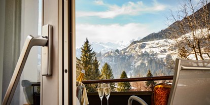 Luxusurlaub - Salzburg - Zimmer mit Balkon und Blick auf Bad Gastein und die Gasteiner Bergwelt - CESTA GRAND  Aktivhotel & Spa