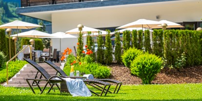 Luxusurlaub - Salzburg - Unsere Liegewiese mit Blick auf unsere Terrasse - CESTA GRAND  Aktivhotel & Spa