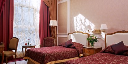 Luxusurlaub - Wien-Stadt - Die Zimmer strahlen Wärme und Gemütlichkeit auf einer Größe von 30 bis 35 Quadratmetern aus. Den Gästen steht ein großer Schreibtisch und alle weiteren Annehmlichkeiten, die man von einem Luxus Hotel erwartet, zur Verfügung. - Grand Hotel Wien