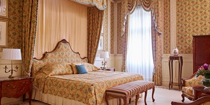 Luxusurlaub - Wien-Stadt - Präsidenten Suite - als die größte Suite im Grand Hotel Wien verfügt sie über einen großen Eingangsbereich, ein geräumiges Wohnzimmer, ein Arbeitszimmer, ein elegantes Esszimmer für bis zu 8 Gäste, ein Schlafzimmer mit einem Himmelbett und ein luxuriöses Badezimmer aus Marmor mit einer Badewanne mit Wirlpool-Funktion und einer separaten Dusche. - Grand Hotel Wien