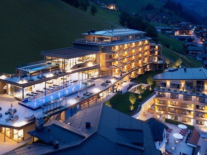Luxusurlaub - Wellnessbereich - Aussenansicht Resort Sommer - DAS EDELWEISS Salzburg Mountain Resort
