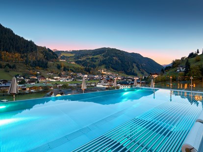 Luxusurlaub - Bar: Hotelbar - Infinity Pool - DAS EDELWEISS Salzburg Mountain Resort